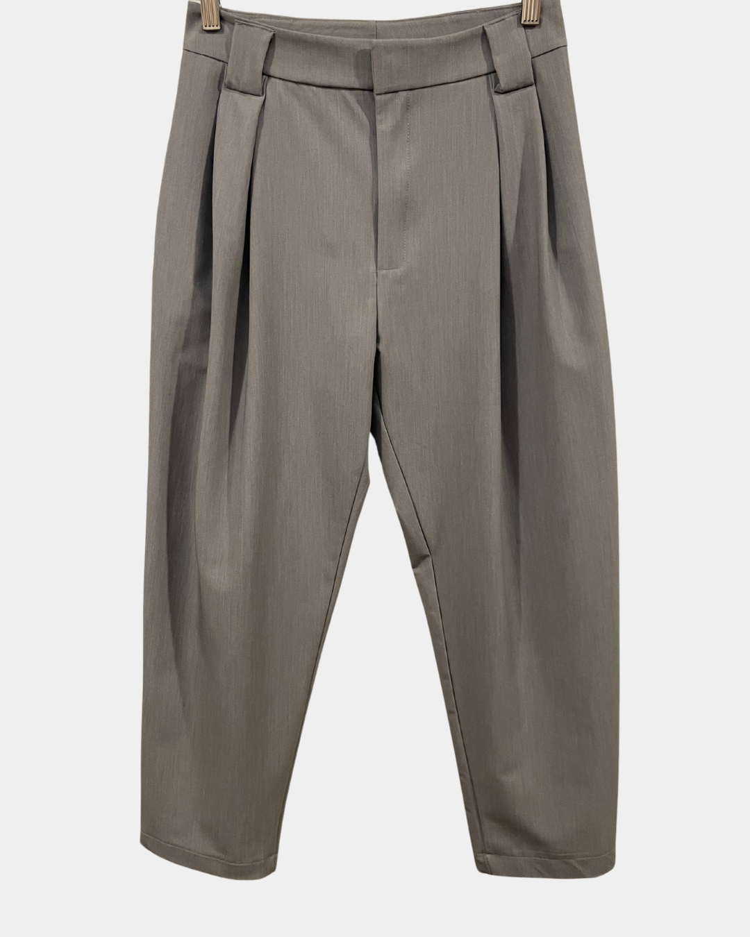 Pantalone carrot fit con pinces