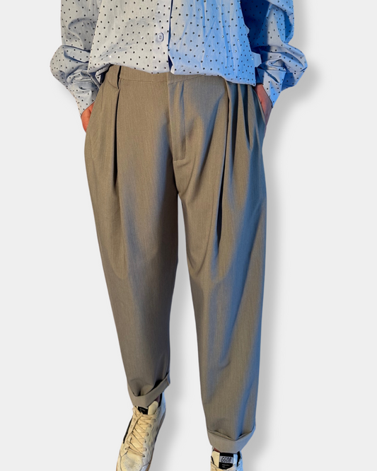 Pantalone carrot fit con pinces