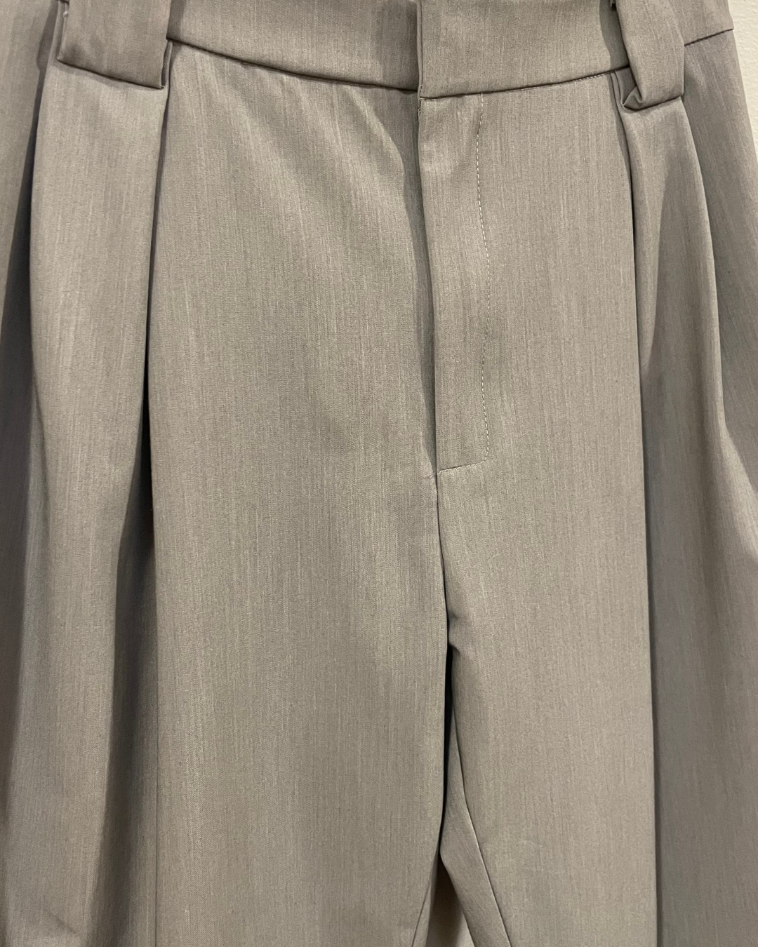 Pantalone carrot fit con pinces